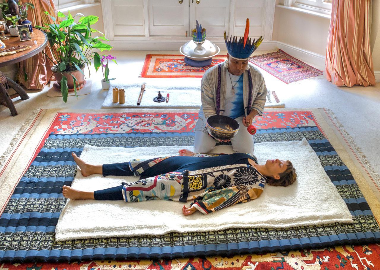 Tibiriçá performing a bodywork healing session